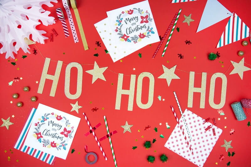 Czerwone słomki w białe kropki