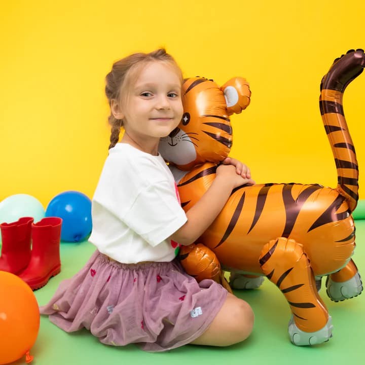 balon-stojacy-tygrysek-z-dziewczynka.jpg