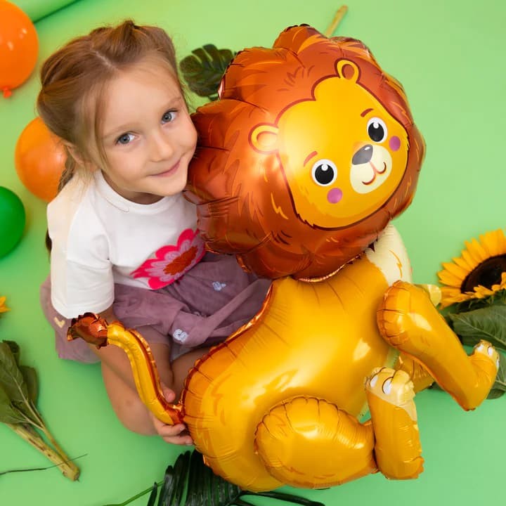 balon-stojacy-lew-z-dziewczynka.jpg