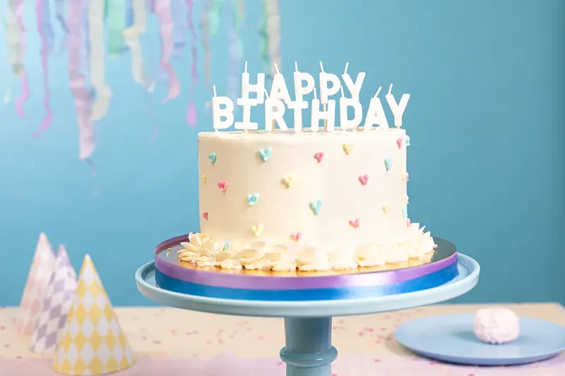 swieczki-na-tort-napis-happy-birthday-biale-.webp