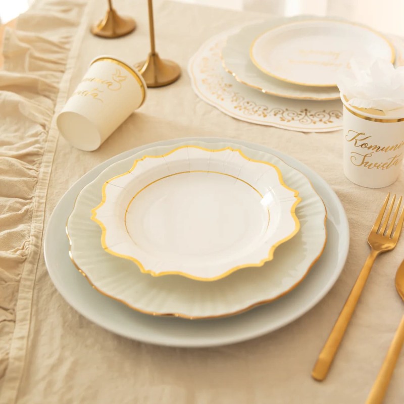 biale-talerzyki-papierowe-ze-zlotym-brzegiem-eleganckie.jpg