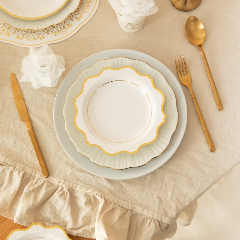 eleganckie-biale-talerzyki-papierowe-ze-zlotym-brzegiem.jpg