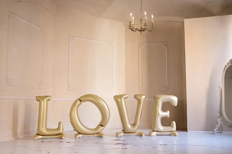 balon-foliowy-stojacy-napis-love-zloty-350x114cm-1.jpg