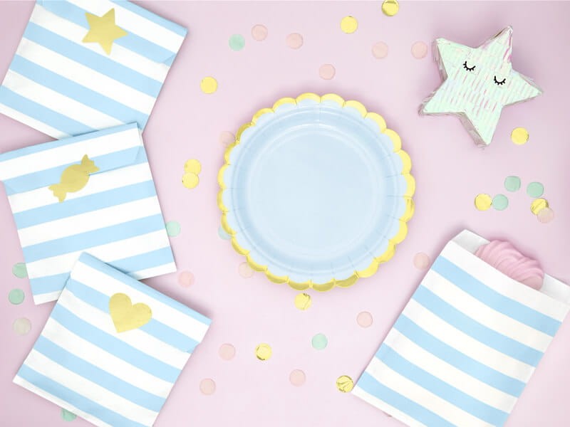 Papierowe talerzyki niebieskie na przyjęcie