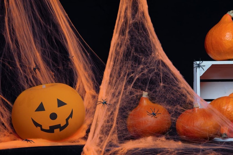 sztuczna-pajeczyna-na-halloween-pomaranczowa-2.jpg