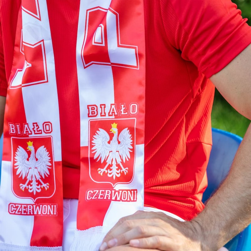szalik-kibica-polska-bialo-czerwony-14x145cm-2.jpg