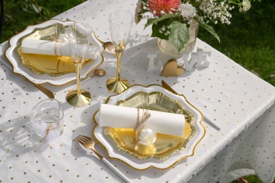 kieliszki-do-szampana-ze-zlota-nozka-eleganckie.jpg