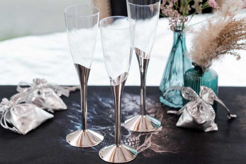 kieliszki-do-szampana-ze-srebrna-nozka-eleganckie.jpg
