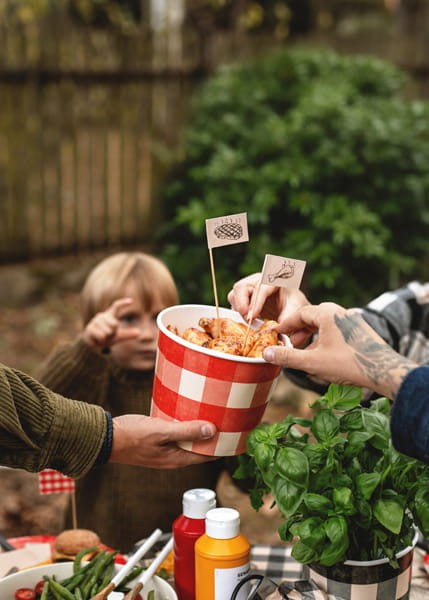 wiaderko-kubelek-na-przekaski-kratka-czarna-czerwona (4).jpg