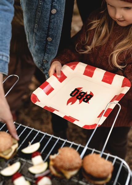 talerzyki-papierowe-kwadratowe-kratka-grill-bbq-barbecue-6szt (4).jpg