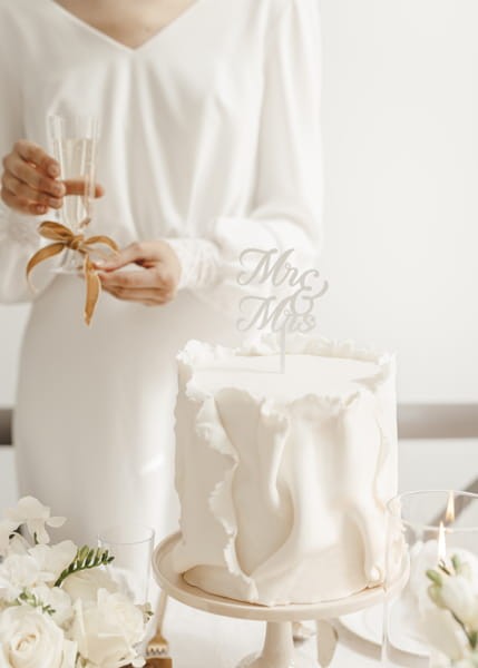 topper-akrylowy-na-tort-slubny-mr-mrs-bialy (2).jpg