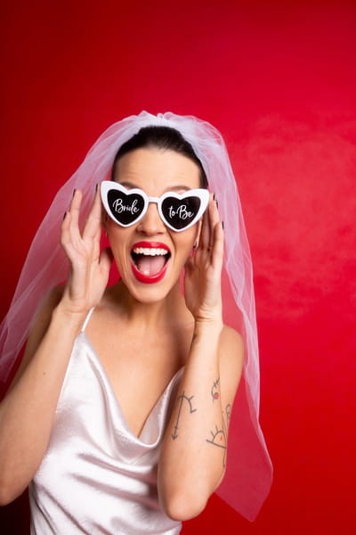 okulary-serduszka-bride-to-be-biale (2).jpg