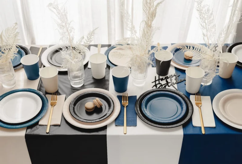 zastawa-papierowa-kubeczki-talerzyki-serwetki-obrusy-odcienie-czerni-brazu-i-granatu.jpg