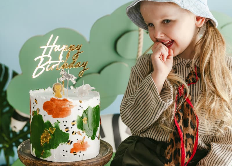 topper-na-tort-akrylowy-happy-birthday-zloty-sceneria.jpg