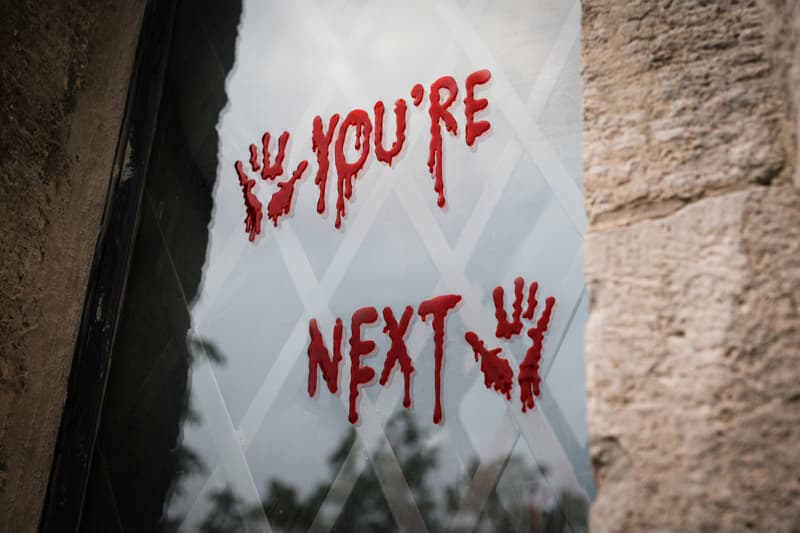 zelowe-naklejki-na-okno-youre-next-halloween.jpg