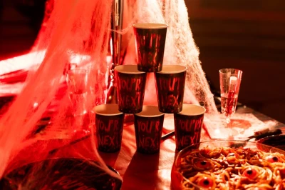kubeczki-papierowe-youre-next-czarno-czerwone-halloween-6szt.jpg
