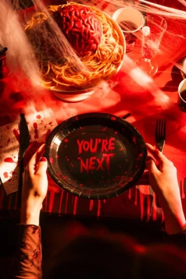 talerzyki-papierowe-youre-next-halloween-23cm.jpg