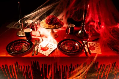 talerzyki-papierowe-get-out-halloween-18cm.jpg