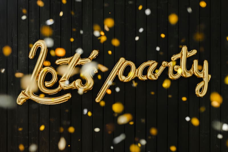 balon-foliowy-napis-lets-party-zloty.jpg