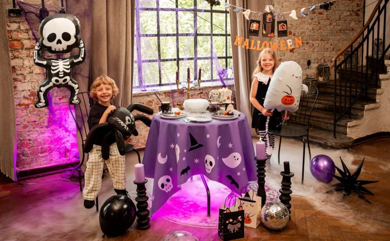 obrus-na-halloween-spooky-friends.jpg