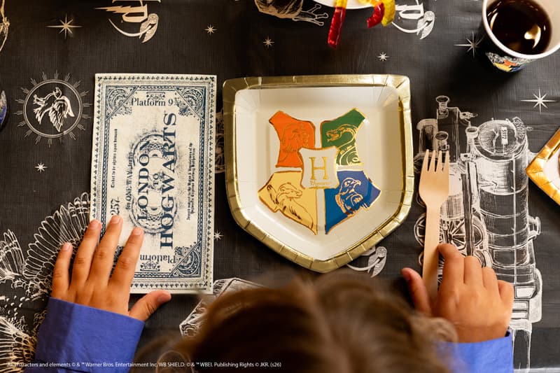 talerzyki-papierowe-bezowe-herb-hogwartu-harry-potter.jpg