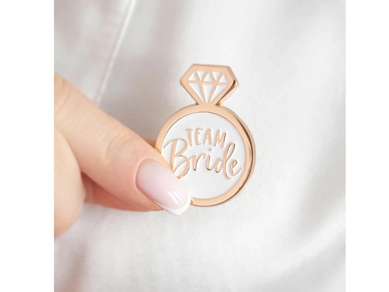 Przypinka-z-napisem-Team-Bride-1-szt-rozowe-zloto-1.jpg