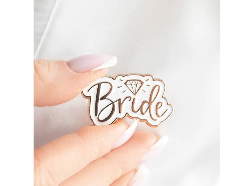 Przypinka-z-napisem-Bride-1-szt-rozowe-zloto-1.jpg