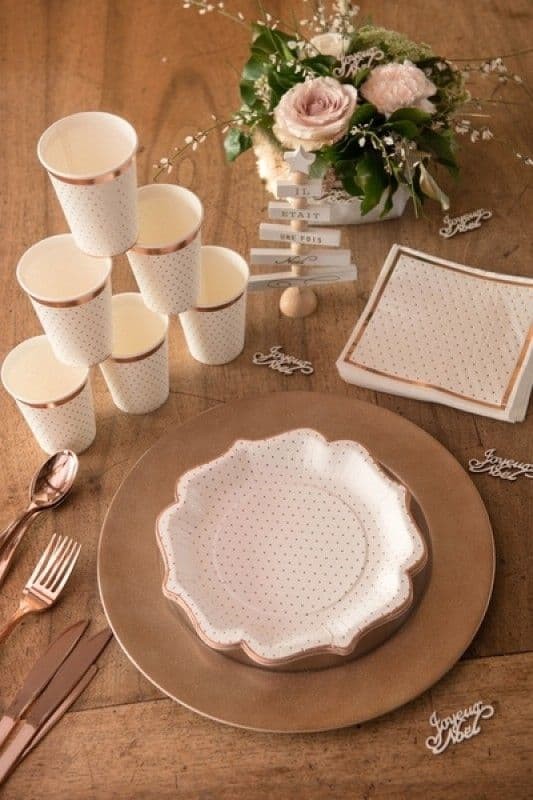 talerzyki-papierowe-biale-w-kropki-rose-gold-10szt-21cm-1.jpg