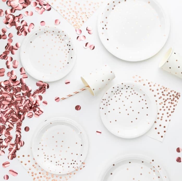 talerzyki-papierowe-biale-w-kropki-rose-gold-rozowe-zloto.jpg
