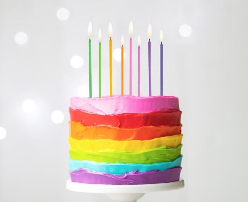 swieczki-urodzinowe-kolorowe-teczowe-8-szt-1.jpg